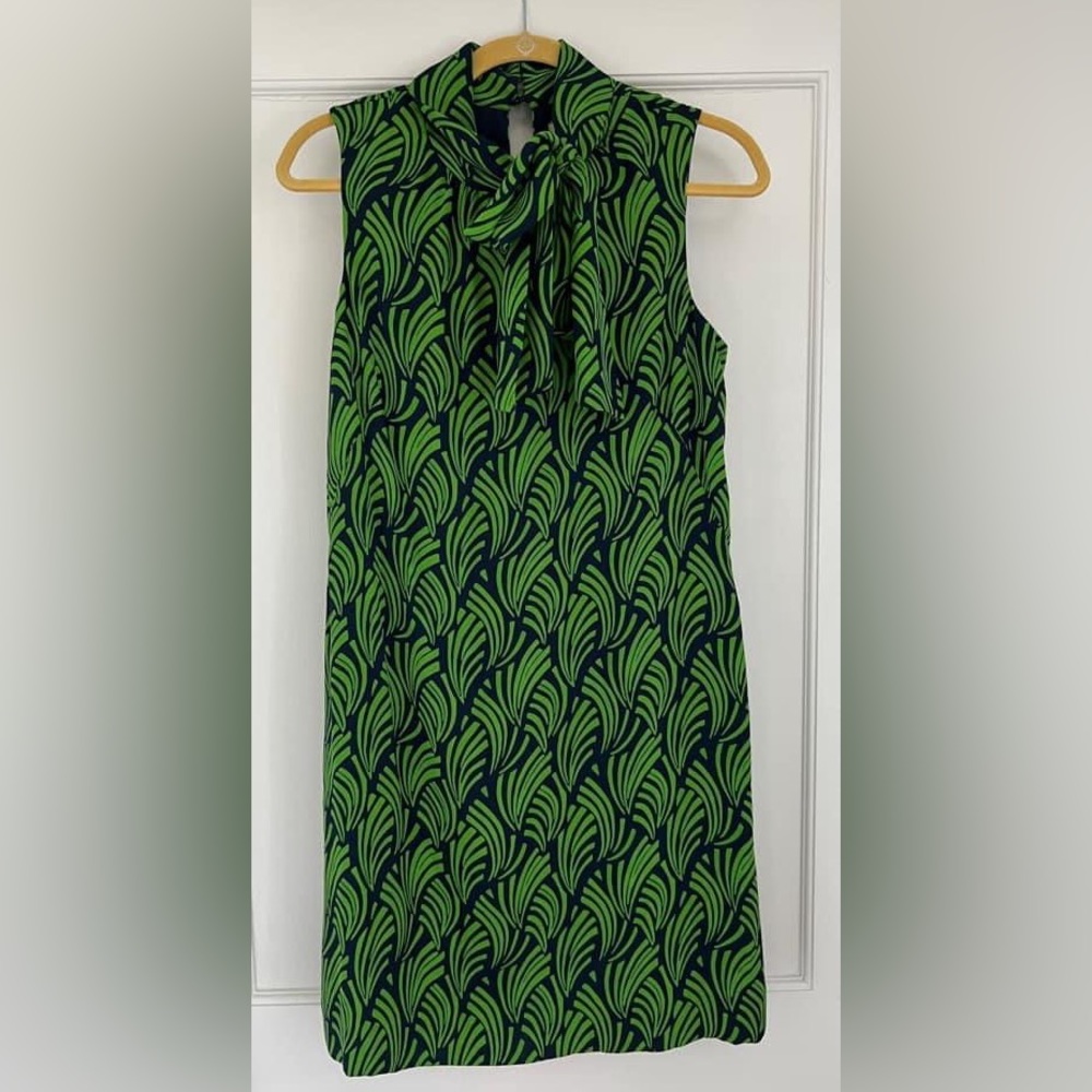 Vineyard Vines. Green and Navy shift dress. Size 10.